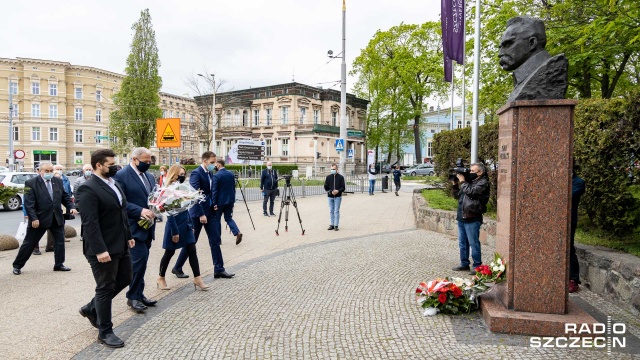 Już 32 lata oddają hołd marszałkowi Józefowi Piłsudskiemu. W środę, z okazji rocznicy śmierci marszałka, pod jego popiersiem w Szczecinie członkowie Związku Piłsudczyków złożyli kwiaty.