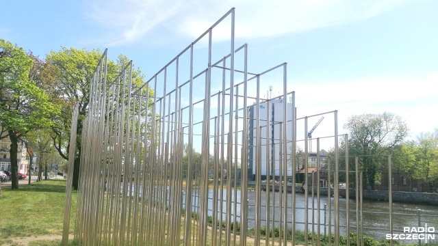 Kilkaset rybek zniknęło z centrum Kołobrzegu. Nie chodzi jednak o żywe stworzenia, lecz elementy konstrukcji zdobiącej miasto.