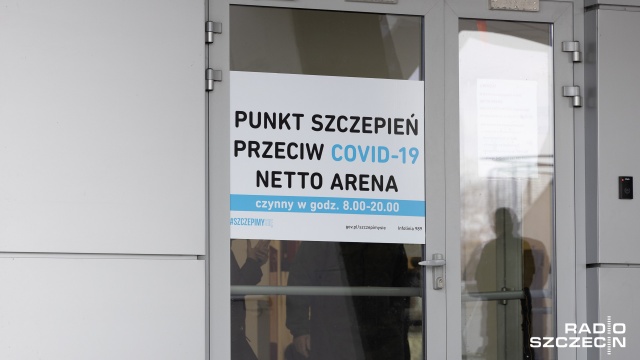 Największy punkt szczepień przeciwko Covid-19 w regionie zostanie zamknięty. Chodzi o ten, który działa w Netto Arenie. Rzecznik szpitala na Pomorzanach w Szczecinie, do którego zostaną przeniesione szczepienia zapewnia, że płynność szczepień będzie zachowana.