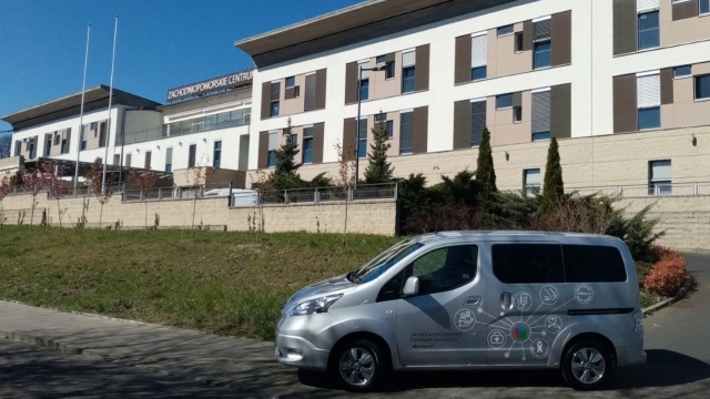 Zachodniopomorskie Centrum Onkologii wzbogaciło się o samochód elektryczny i stacje ładowania.