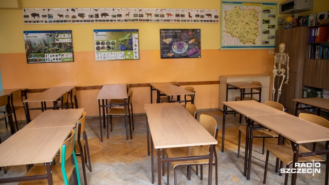 Od poniedziałku uczniowie klas 4-8 i szkół ponadpodstawowych częściowo wracają do nauki w szkołach. Przez najbliższe dwa tygodnie będą uczyć się hybrydowo.