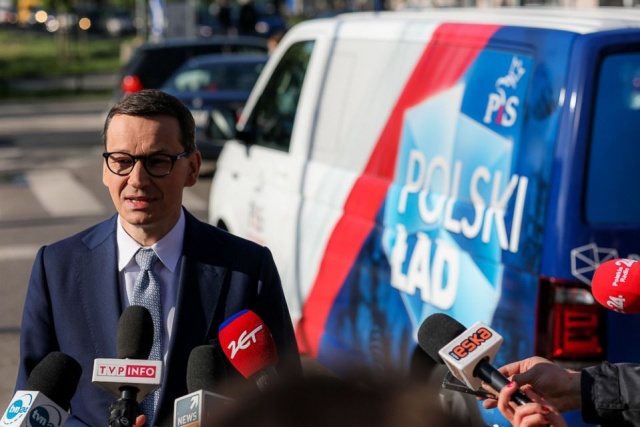 Premier Mateusz Morawiecki rozpoczyna promocję programu Polski Ład w terenie. Ogłoszone w sobotę propozycje programowe rządu dotyczą między innymi systemu podatkowego, emerytur i służby zdrowia.