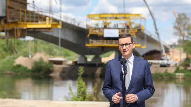 Premier Mateusz Morawiecki powiedział, że możliwość powstawania domów do 70 metrów kwadratowych bez pozwolenia na budowę uwolni zarówno rodziny, jak i urzędy od biurokracji.