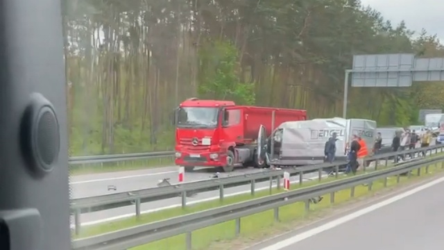 Droga ekspresowa S3 częściowo zablokowana. To po zderzeniu samochodu ciężarowego z dostawczym, do którego doszło po godzinie 16.