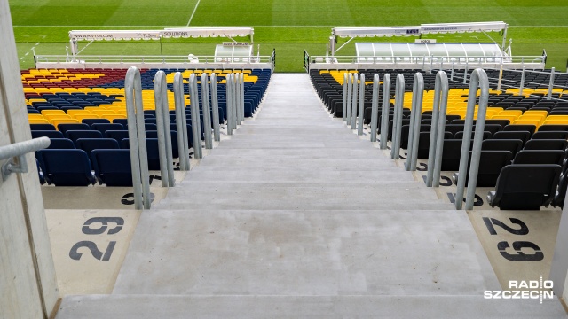 Stadion za kilkaset milionów złotych, a schody do poprawki - tak uważają kibice Pogoni Szczecin i alarmują, że stopnie na trybunach budowanego wciąż obiektu mają różne szerokości, a to może być niebezpieczne.