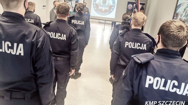 Trzydziestu jeden nowych policjantów zasiliło szczecińską policję. Dzisiaj funkcjonariusze wypowiedzieli słowa roty ślubowania.