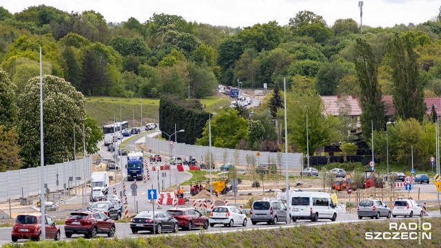 To ostatni weekend starej organizacji ruchu na Węzłach Podjuchy i Głębokie. Kierowcy stoją tam każdego dnia w kilkukilometrowych korkach. To ze względu na prowadzone prace drogowe. Zapalne miejsca na mapie Szczecina odwiedziła ekipa Autoradio.