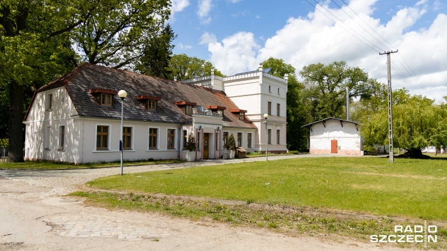 Zabytkowy XIX-wieczny pałac w Ostoi wraz z parkiem dworskim kupi gmina Kołbaskowo od Zachodniopomorskiego Uniwersytetu Technologicznego. Cena to ponad 1 miliona 200 tysięcy złotych. Obiekt ma ogromy potencjał.