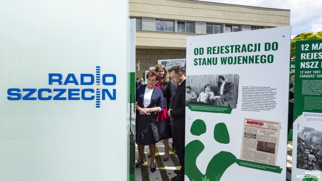 Tu rodziła się Solidarność Rolników to tytuł ekspozycji, którą uroczyście otwarto w południe przed siedzibą Polskiego Radia Szczecin.