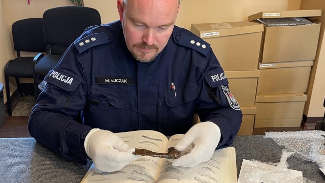 Średniowieczne zabytki, które ktoś chciał sprzedać namierzyli zachodniopomorscy policjanci.