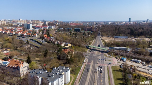 Nie ma groźby zwrotu ponad 500 milionów złotych unijnej dotacji na Szczecińską Kolej Metropolitalną - poinformował w środę podczas posiedzenia Zachodniopomorskiego Zespołu Parlamentarnego - prezes PKP PLK Ireneusz Merchel. Jednocześnie przyznał, że doszło do poślizgu w realizacji inwestycji.