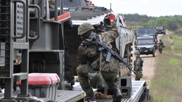 Cisi bohaterowie 12 Dywizji Zmechanizowanej ćwiczą swoje umiejętności. Wojskowi logistycy trenują remonty i naprawę sprzętu na poligonie w Drawsku Pomorskim.