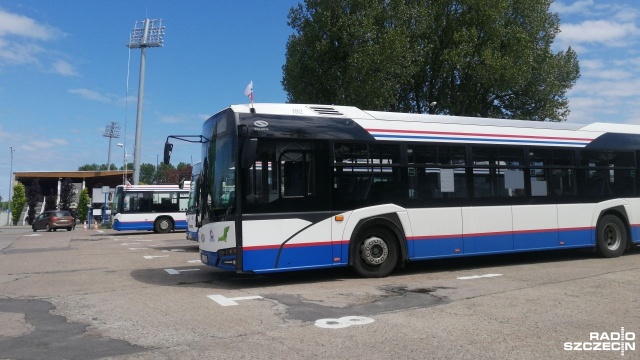 Podwyżka cen biletów w miejskich autobusach czeka mieszkańców Kołobrzegu. Władze Komunikacji Miejskiej poinformowały, że w związku ze stratami wynikającymi z okresu pandemii i ujemnym wynikiem finansowym, zmuszone są do podniesienia cen.