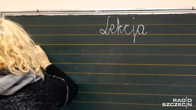 Od poniedziałku wszyscy uczniowie wracają do nauki w ławkach. Od dwóch tygodni nauka dla klas od IV do VIII i dla uczniów szkół średnich odbywa się w systemie hybrydowym.