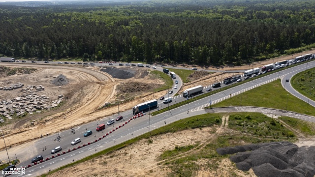Nawet 10 kilometrów - w ciągu dnia - sięgają korki na Autostradzie A6, przy dojeździe od strony Kołbaskowa do węzła Kijewo. To efekt prowadzonych prac między innymi przy przebudowie wiaduktu w ciągu drogi krajowej nr 10.