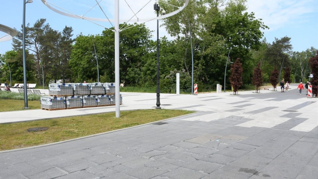 Do końca czerwca ma potrwać wymiana wszystkich uszkodzonych płytek przy wejściach na tzw. promenadę historyczną od strony ulicy Żeromskiego w Świnoujściu.