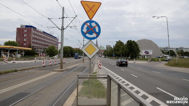 Nadchodzą kolejne zmiany na ulicach Szczecina. Tym razem dotyczą dojazdu do Łasztowni oraz Zarządu Morskich Portów Szczecin i Świnoujście. Od poniedziałku, drogowcy zamykają całkowicie przejazd Bulwarem Śląskim i Bulwarem Gdańskim.