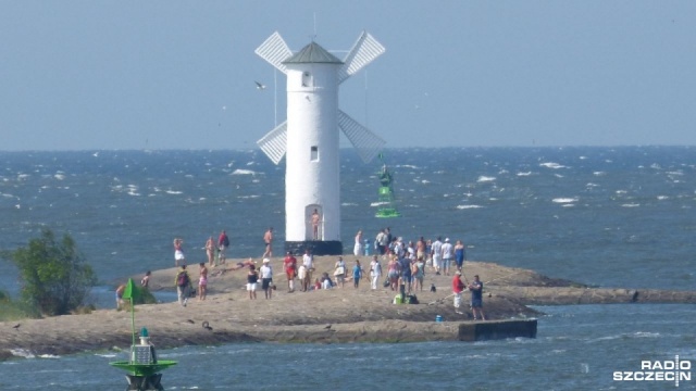 Przy Białym Wiatraku w Świnoujściu pojawiły się tajemnicze instalacje. Przewody ciągną się wzdłuż falochronu na wyspie Uznam. Do czego służą