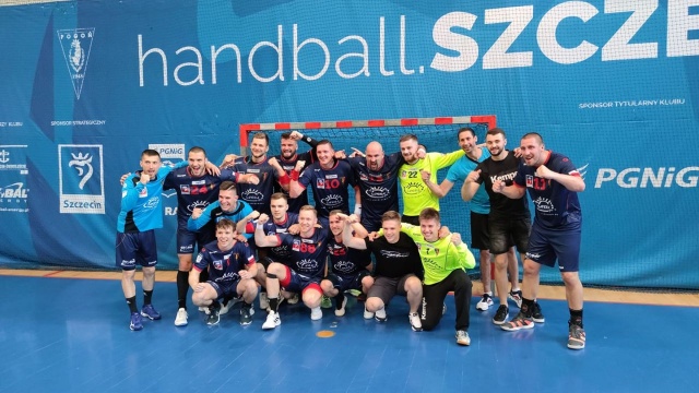 Piłkarze ręczni Sandry SPA Pogoni udanie zakończyli rozgrywki o mistrzostwo Polski. Drużyna trenera Rafała Białego pokonała Stal Mielec 34:33 w ostatnim meczu Superligi.