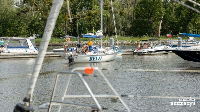 Idealna pogoda dla żeglarzy. W marinie portu jachtowego w Trzebieży wielu miłośników wody przygotowuje się do rejsów