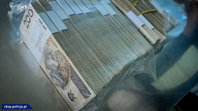 Funkcjonariusze Centralnego Biura Śledczego Policji i Krajowej Administracji Skarbowej rozbili gang wyłudzający unijne środki. Policjanci CBŚP zatrzymali siedem osób podejrzanych o wyłudzenie 45 milionów złotych i próbę pobrania kolejnych funduszy.