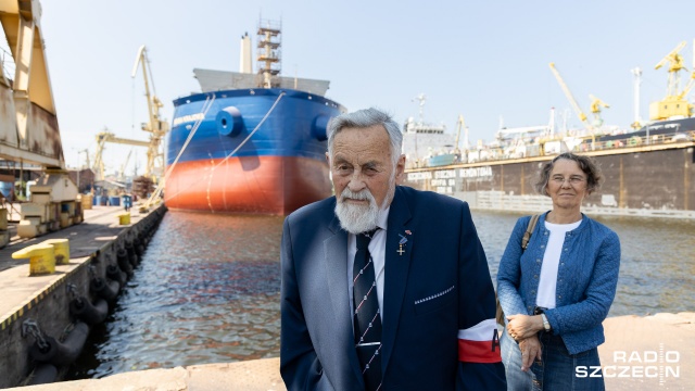 Janusz Kamocki - żołnierz AK pseudonim Mamut wspiął się na statek remontowany w Stoczni Remontowej Gryfia o imieniu Armia Krajowa.