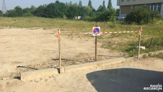 Nielegalna zapora na parkingu przy siedzibie ZUS na prawobrzeżu Szczecina została usunięta. Właściciel sąsiedniej działki ustawił kilka słupków oraz krawężników, tak by uniemożliwić przejechanie z zatłoczonego miejskiego parkingu.