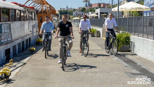 Poseł Platformy Obywatelskiej Sławomir Nitras skrytykował na konferencji prasowej likwidację Państwowych Gospodarstw Rolnych, do której doszło za sprawą wprowadzenia planu Leszka Balcerowicza.