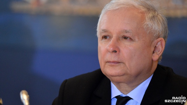 Prezes Prawa i Sprawiedliwości Jarosław Kaczyński i lider Kukiz03915 Paweł Kukiz przedstawili szczegóły porozumienia programowego zawartego między partiami. Zakłada ono, że PiS poprze ustawy ważne dla programu Kukiz03915. Chodzi o ustawę antykorupcyjną, o dniu referendalnym i sędziach pokoju.