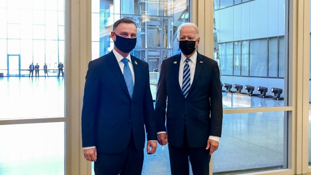 Prezydenci Polski i Stanów Zjednoczonych spotkali się w Brukseli. Poinformował o tym prezydencki minister Krzysztof Szczerski.