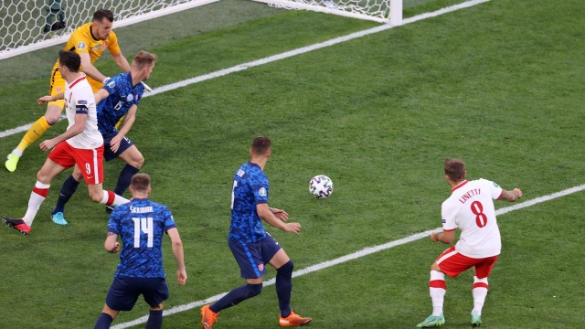 Piłkarska reprezentacja Polski przegrała ze Słowacją 1:2 (0:1) w rozegranym w Petersburgu meczu grupy E mistrzostw Europy.