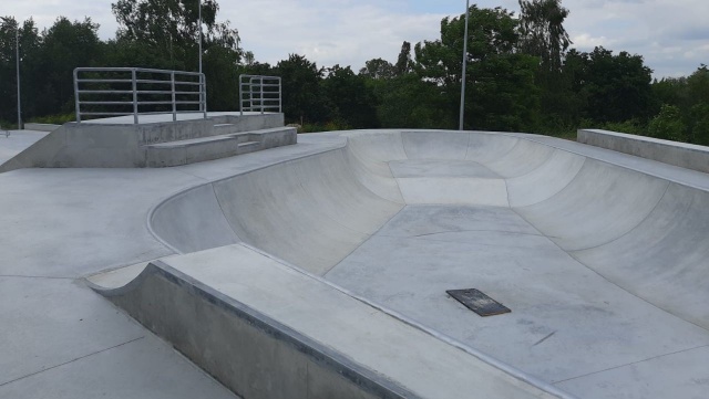 Skatepark powstaje przy ulicy Maciejowickiej na osiedlu Majowym. Tor jest już wybudowany, przeszkody również. Teraz beton, z którego są zrobione, zostanie wyszlifowany, by pozbyć się wszelkich nierówności.