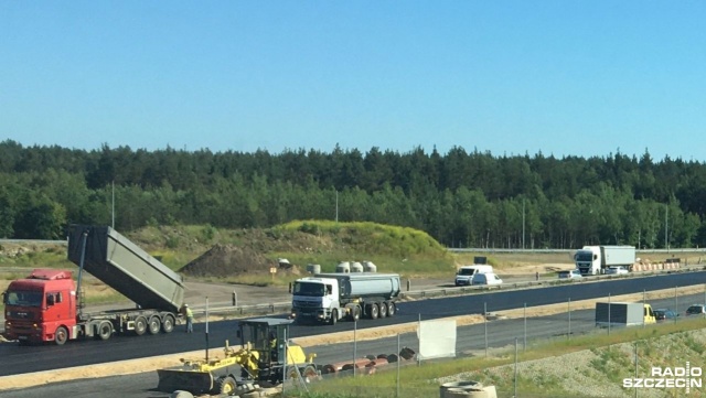 Zapowiada się kolejny upalny weekend i niestety kolejny pod znakiem korków. Trwa przebudowa węzła Kijewo, a autostrada A6 w tym rejonie jest zwężona. Kierowcy np. jadący w kierunku Świnoujścia, Kołbaskowa lub Gorzowa mają do dyspozycji tylko po jednym pasie ruchu.