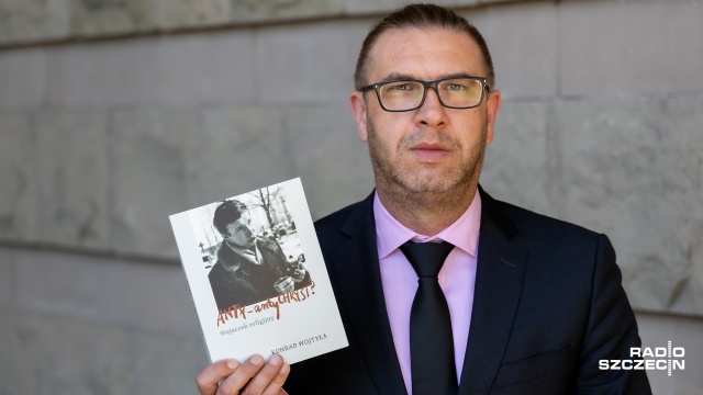Autor wyklęty, kontrowersyjny, który rozmawia z Bogiem. Tak o Rafale Wojaczku pisze - w swojej najnowszej książce - nasz redakcyjny kolega Konrad Wojtyła.