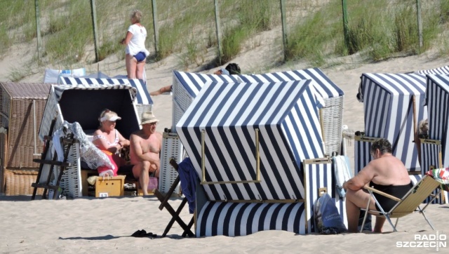 Lato zaczęło się na dobre, a z nim sezon na plażowanie. Na świnoujskim kąpielisku już działają sezonowe punkty gastronomiczne i wypożyczalnie sprzętu plażowego.