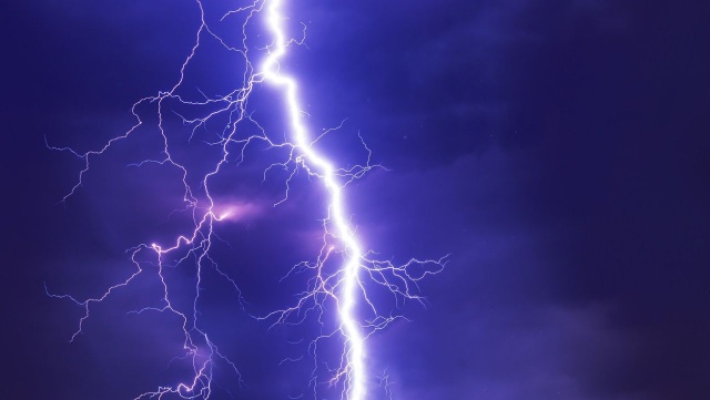 Instytut Meteorologii i Gospodarki Wodnej ostrzega przed burzami z gradem. Burze mogą wystąpić w województwie zachodniopomorskim i wschodniej części województwa podkarpackiego.