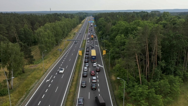 To była bardzo trudna niedziela dla wczasowiczów powracających znad polskiego morza drogą ekspresową S3. W kulminacyjnym momencie kolejka samochodów przed Węzłem Kijewo miała 8 kilometrów.