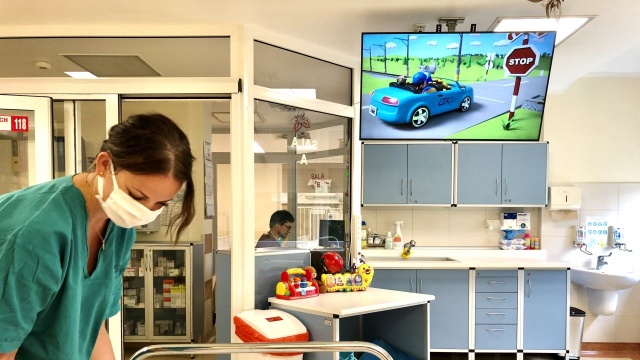 Pogoń Szczecin przekazała w czwartek dwa 50-calowe telewizory dla Centrum Leczenia Oparzeń.