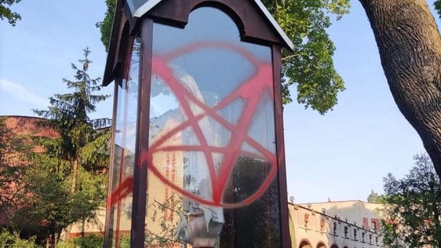 Sprawca profanacji dwóch kapliczek, w parafii Matki Boskiej Jasnogórskiej na Pomorzanach, został zatrzymany przez szczecińska policję.