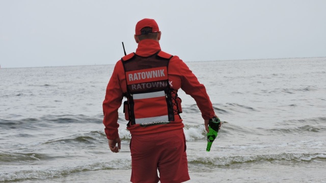Do Bałtyku polał się szampan, a na wieżach zasiedli ratownicy. Od piątku świnoujskie plaże są bezpieczne.