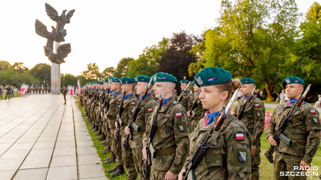 Uroczysta zmiana posterunku honorowego, odczytanie Apelu Pamięci Oręża Polskiego oraz ceremonia składania kwiatów.
