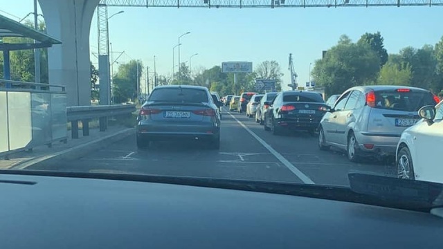 Kolizja z udziałem motocyklisty w okolicach Basenu Górniczego. Jednoślad najechał na tył innego pojazdu.
