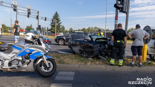 Groźnie wyglądająca kolizja u zbiegu ulic Gryfińskiej i Struga w Szczecinie. Zderzyły się dwa samochody osobowe.