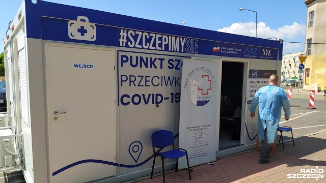 Jeszcze ponad 900 dawek szczepień firmy JohnsonJohnson w Świnoujściu bez rejestracji. Do środy w mobilnym punkcie przy placu Rybaka jednorazową dawkę przyjąć może każdy.