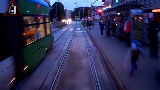 Pod tramwaj w centrum Szczecina nieomal wpadł kilkuletni chłopiec. Tylko szczęście i szybka reakcja motorniczego sprawiły, że pojazd w niego nie uderzył.