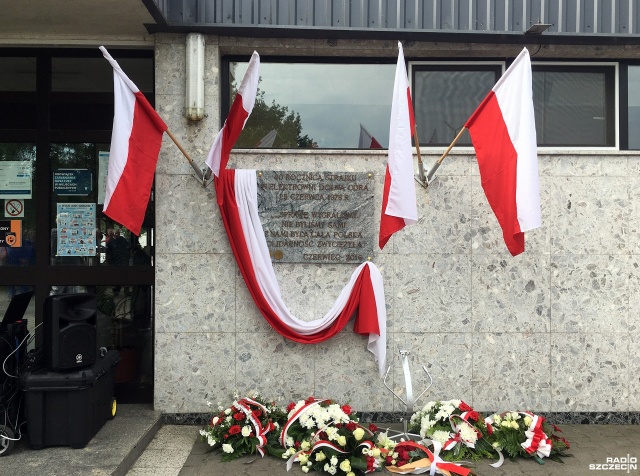 O tym strajku mało kto w Polsce wiedział. Na głównej bramie Elektrowni Dolna Odra pod Gryfinem złożono kwiaty przez: dyrektora Dolnej Odry, Sylwestra Chruszcza, Sebastiana Ligarskiego, przedstawiciela IPN, władze Gryfina oraz robotników uczestniczących w strajkach pod tablicą upamiętniającą protest załogi elektrowni, który wybuchł 25 czerwca 1976 roku.