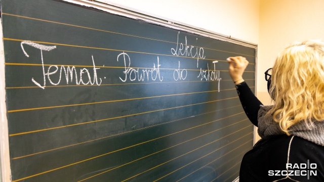 Radni zgodzili się na dodatki dla szczecińskich nauczycieli - na trwającej właśnie sesji przegłosowano uchwałę, w myśl której każdy pedagog na pełnym etacie dostanie tysiąc złotych na rękę - analogicznie, osoby na pół etatu dostaną połowę tej kwoty.