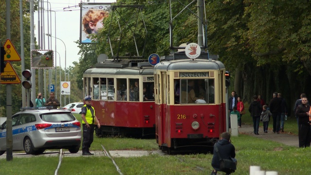 Mają dwadzieścia, trzydzieści a nawet czterdzieści i więcej lat. Nadal budzą jednak emocje i mają swoich sympatyków. Już w najbliższą niedzielę na ulice Szczecina wyjadą historyczne tramwaje. Każdy chętny będzie mógł wybrać się w podróż turystyczną linią numer 0.