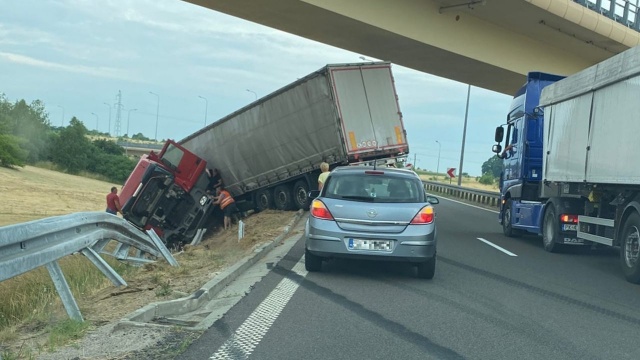 Popołudniowe problemy drogowe zarówno w Szczecinie, jak i na trasach regionu.