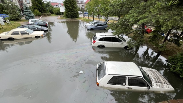 Od rana paraliż na ulicach Szczecina oraz drogach regionu. Auta stoją lub stały w kilkumetrowych korkach. Kierowcy czekają, aby przedostać się z lewego na prawy brzeg Odry i odwrotnie. To skutki ulew, jakie przeszły przez Pomorze Zachodnie.